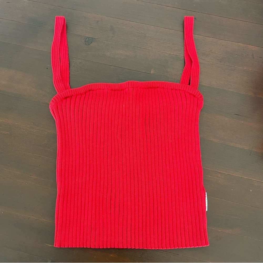 Unif red ribbed tank medium